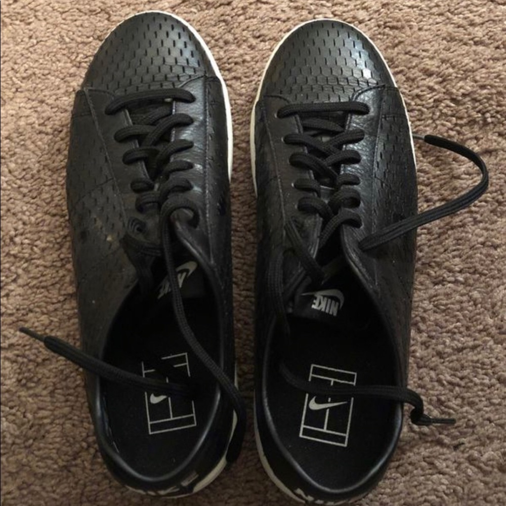 NIKE WOMEN’s Black Shoes